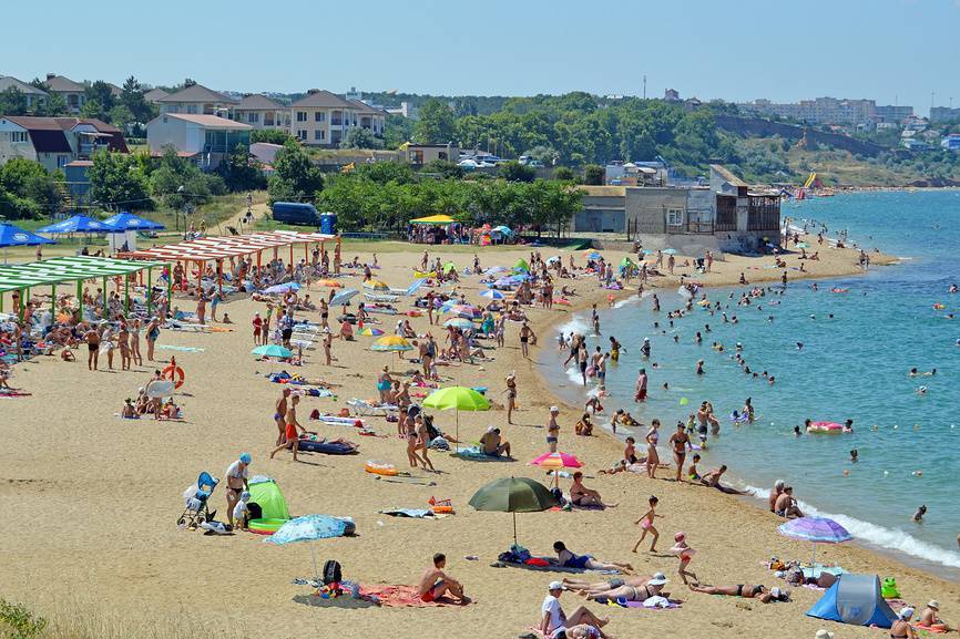 Пляж в Учкуевке в разгар сезона. Источник: фотобанк Лори