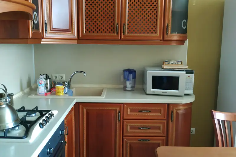 Кухонный гарнитур полностью укомплектован посудой и моющими средствами