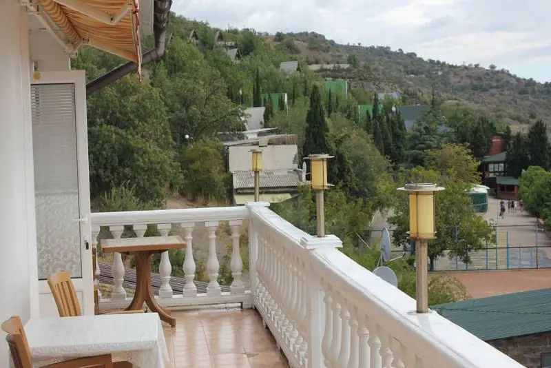 Гостевой дом «Дом с колоннами», курорт Алушта