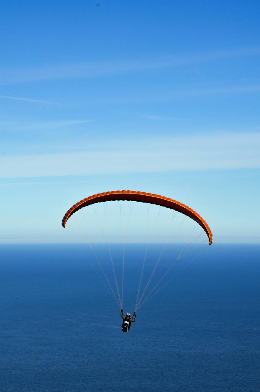 Многие приезжают сюда ради полетов над морем и окрестными горами. Источник:&nbsp;pexels.com