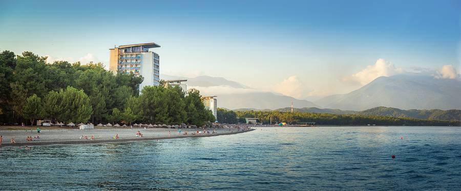 От живописного побережья Пицунды так и веет уютом и спокойствием. Источник: Lori.ru