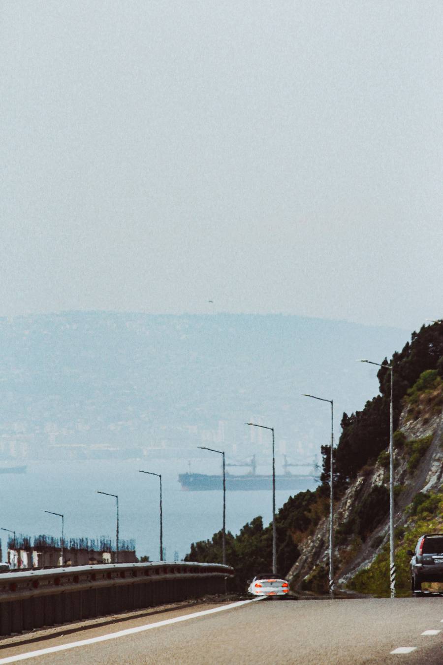 Отсутствие пробок на подъезде к Геленджику — признак межсезонья.&nbsp;Источник: unsplash.com