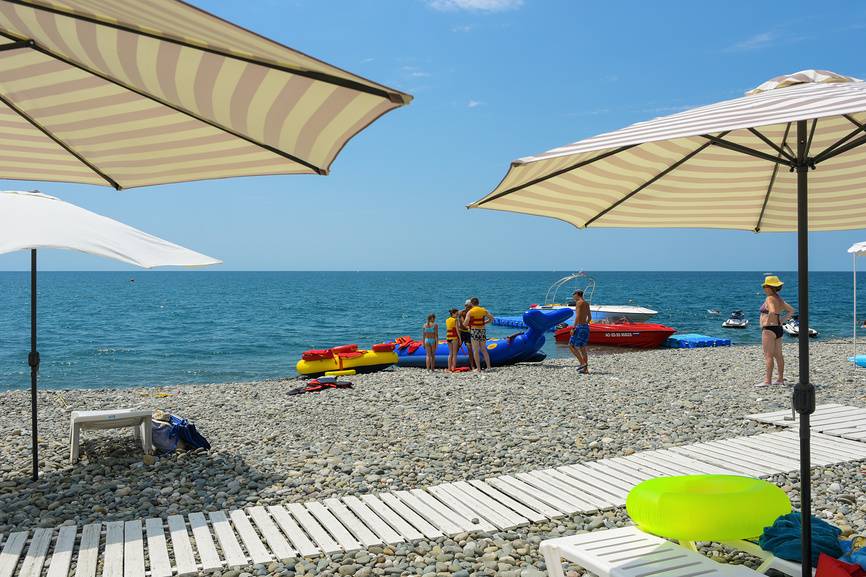 На пляже Солнце инфраструктуры минимум, зато места хватит всем. Источник: фотобанк Лори