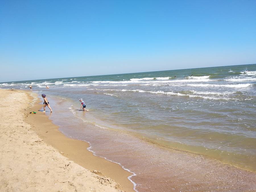 Мелкое море и песчаный пляж ждут вас в Голубицкой