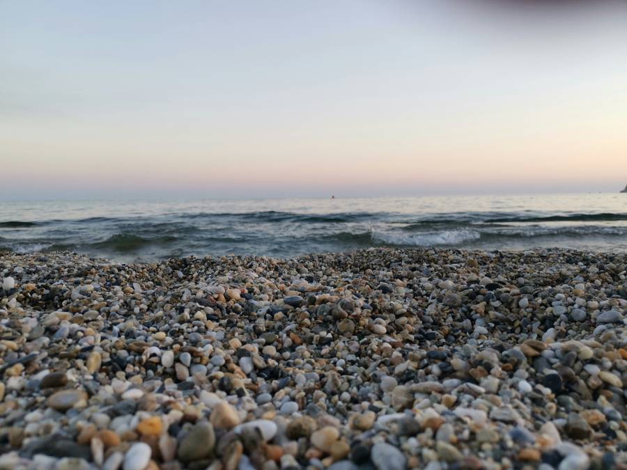 Пошептаться с морем с глазу на глаз в новогоднюю ночь. Источник: unsplash.com