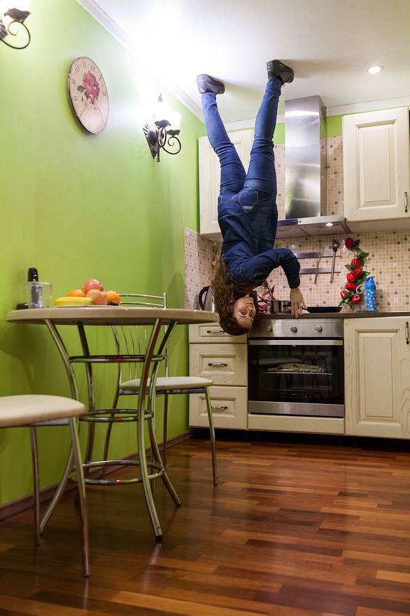 Дом вверх дном. Источник: фотобанк Лори