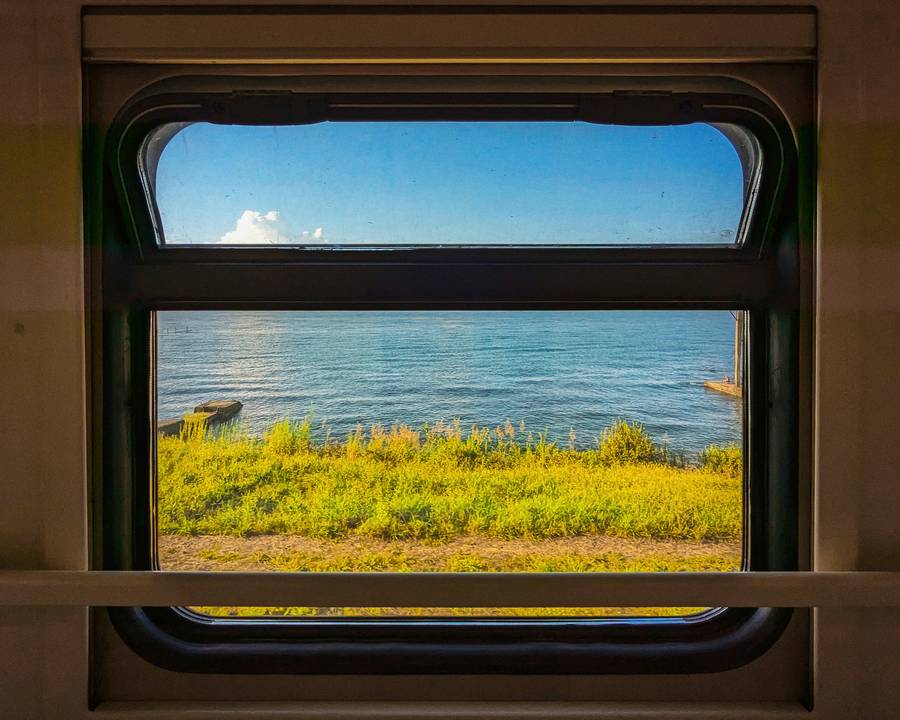 Добраться в поселок проще всего на поезде. Источник:&nbsp;unsplash.com