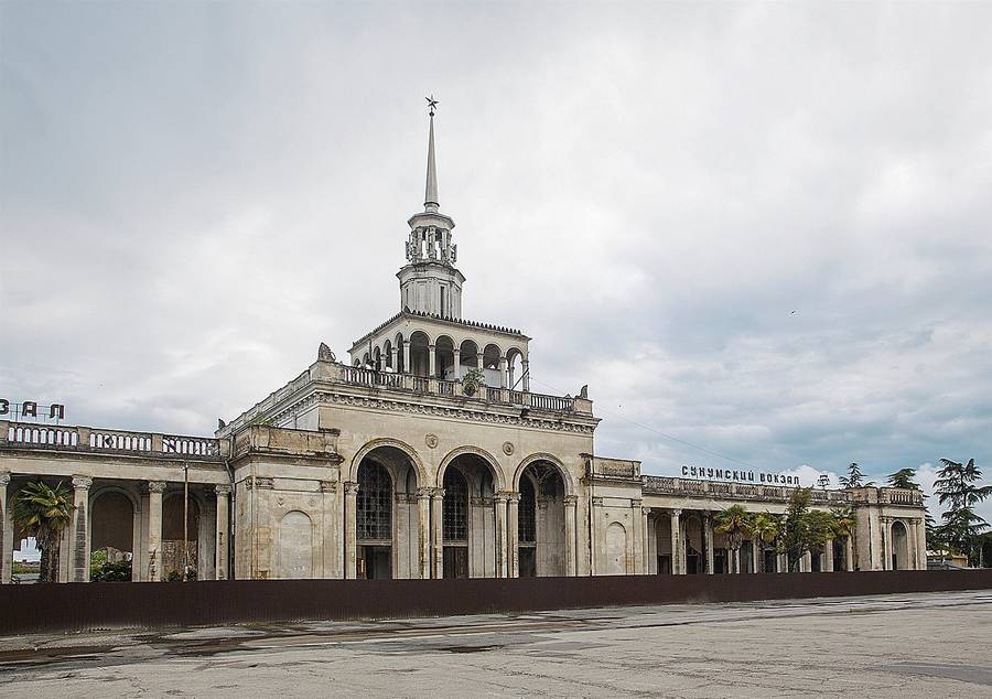 Железнодорожный вокзал Сухума. Фото: brodyaga.ru