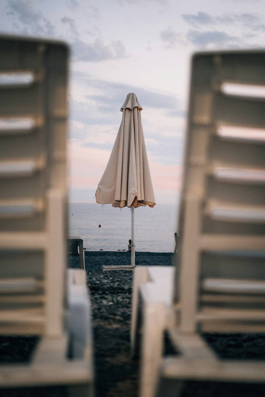 Пластиковые лежаки выдают по санаторным книжкам. Источник:&nbsp;unsplash.com