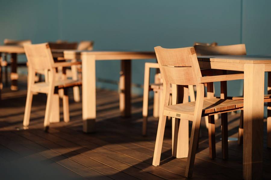 В кафе на набережной вы найдете заведения с разнообразным меню. Источник:&nbsp;unsplash.com