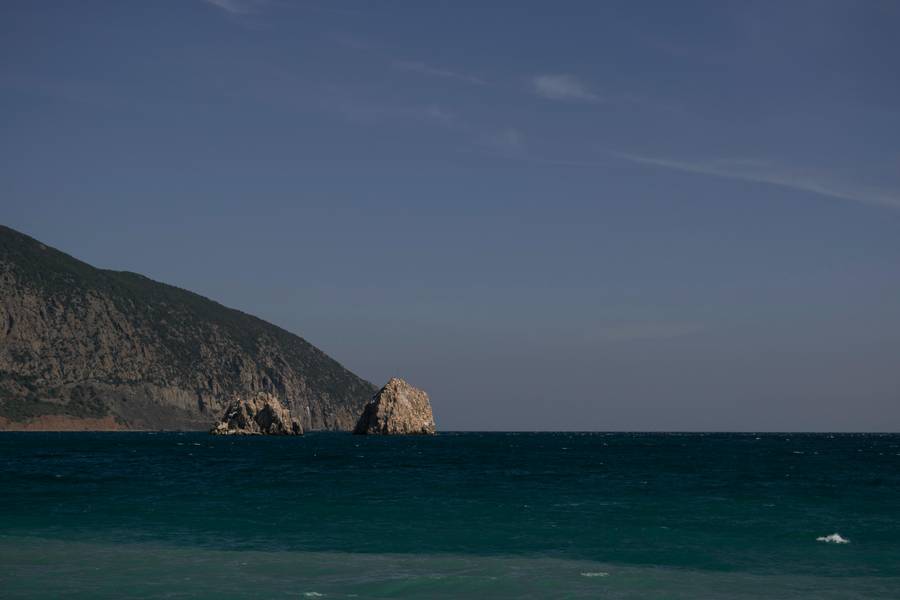 Аю-Даг и Адалары&nbsp;— две достопримечательности Гурзуфа на одном фото. Источник: Pexels.com