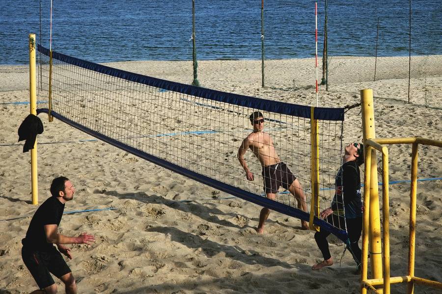 На пляже можно поиграть в волейбол.&nbsp;Источник: unsplash.com