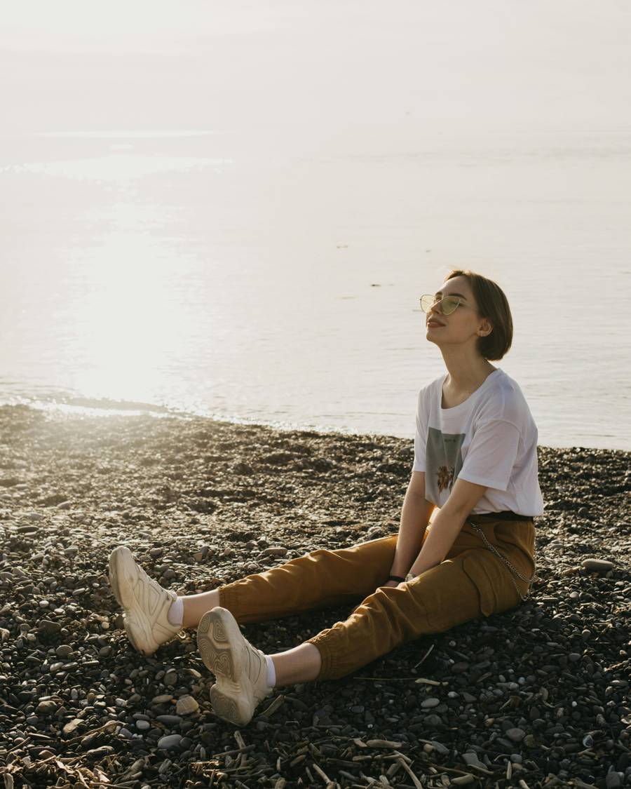 Если хотите релакса и минимум соседей, выбирайте необорудованные участки побережья. Источник:&nbsp;pexels.com