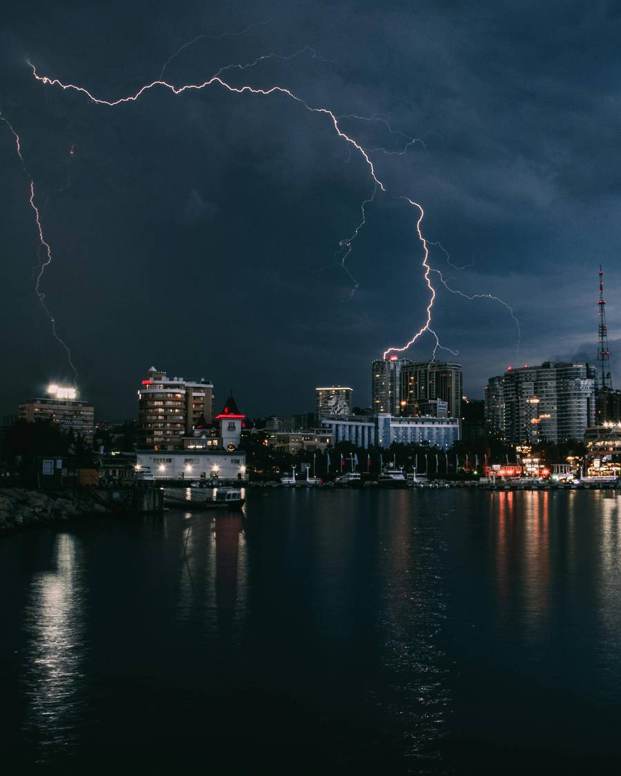 Гроза над ночным Сочи. Источник:&nbsp;pexels.com