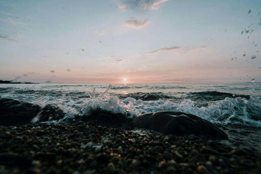 Пляжи в Вардане покрыты галькой. Источник:&nbsp;pexels.com