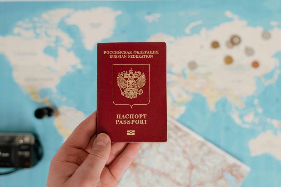 Заграничный паспорт гражданина РФ. Источник: pexels.com