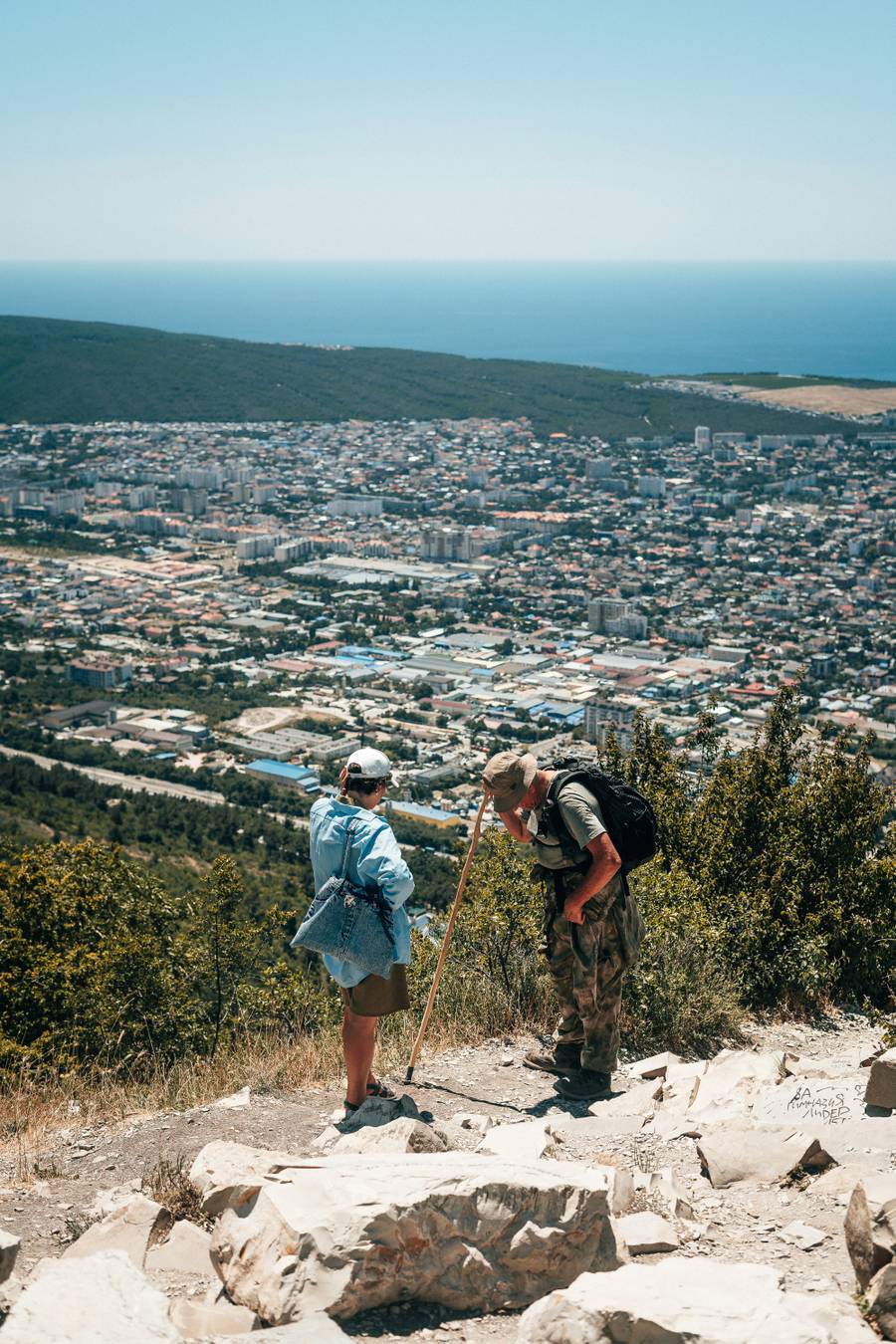Кварталы Геленджика с вершины Маркхотского хребта.&nbsp;Источник: unsplash.com