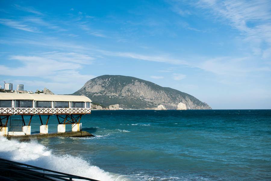 Практически из любой точки Гурзуфа можно любоваться Медведь-горой. Источник: Pexels.com