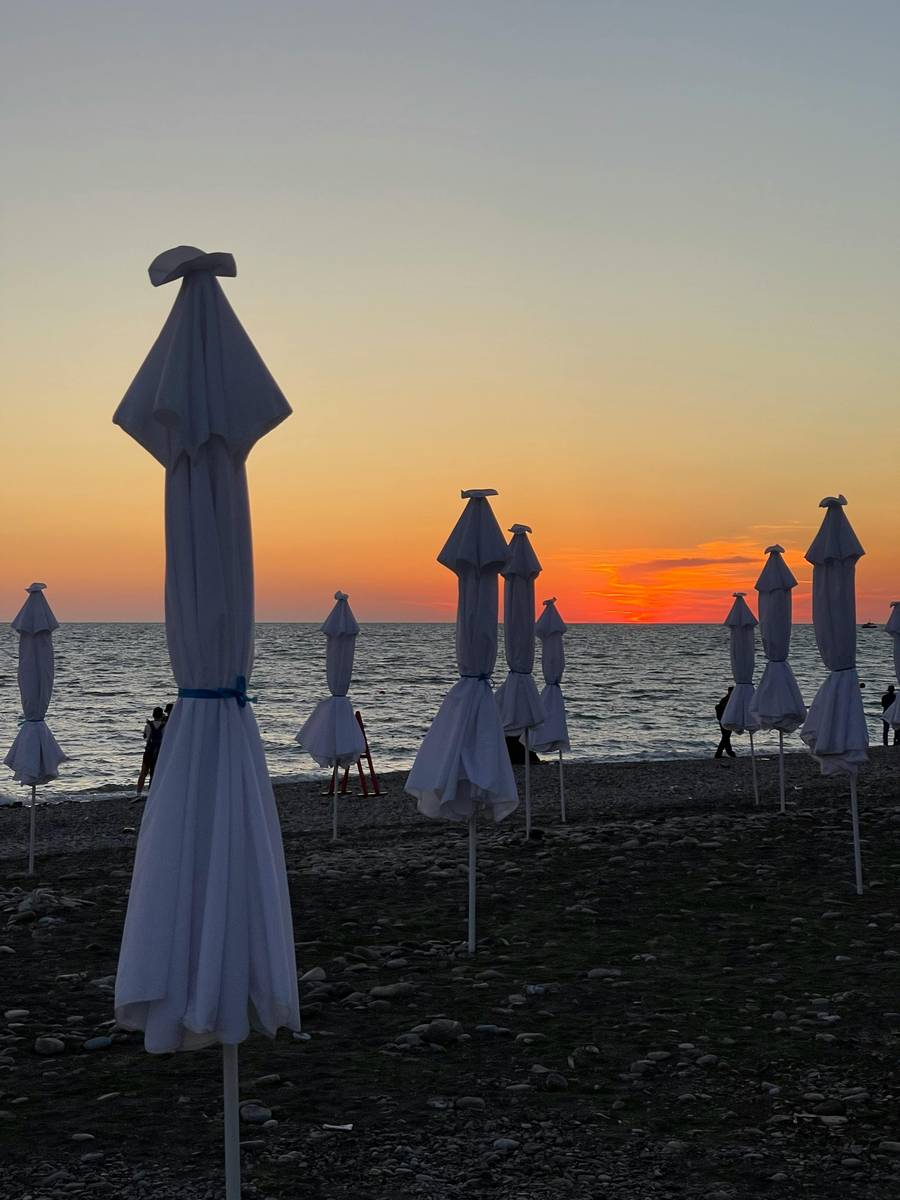 Пляжи Вардане хорошо благоустроены. Источник:&nbsp;pexels.com