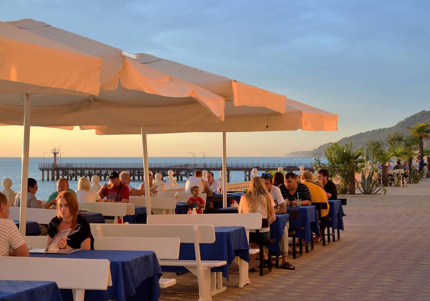 Туристы в кафе на набережной Лоо. Источник: фотобанк Лори