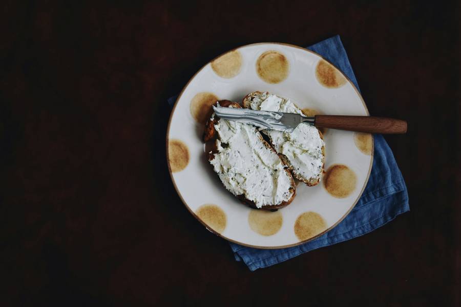 Пастообразный сыр можно намазывать на кукурузный хлеб.&nbsp;Источник: unsplash.com