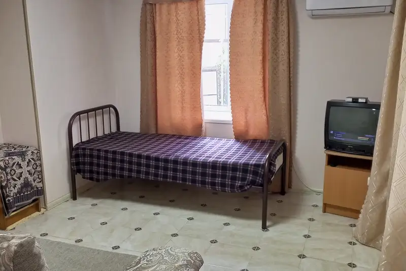комната с диваном на два спальных места и кровать