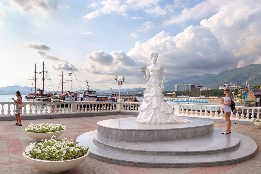 Белая невеста считается символом Геленджика. Источник: Lori.ru