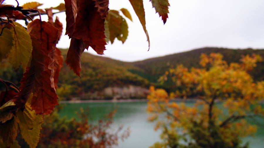 Озеро Абрау осенью. Фото: avto.goodfon.ru