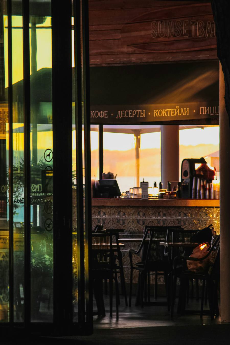 На набережной вы найдете массу заведений питания с панорамными видами. Источник:&nbsp;unsplash.com