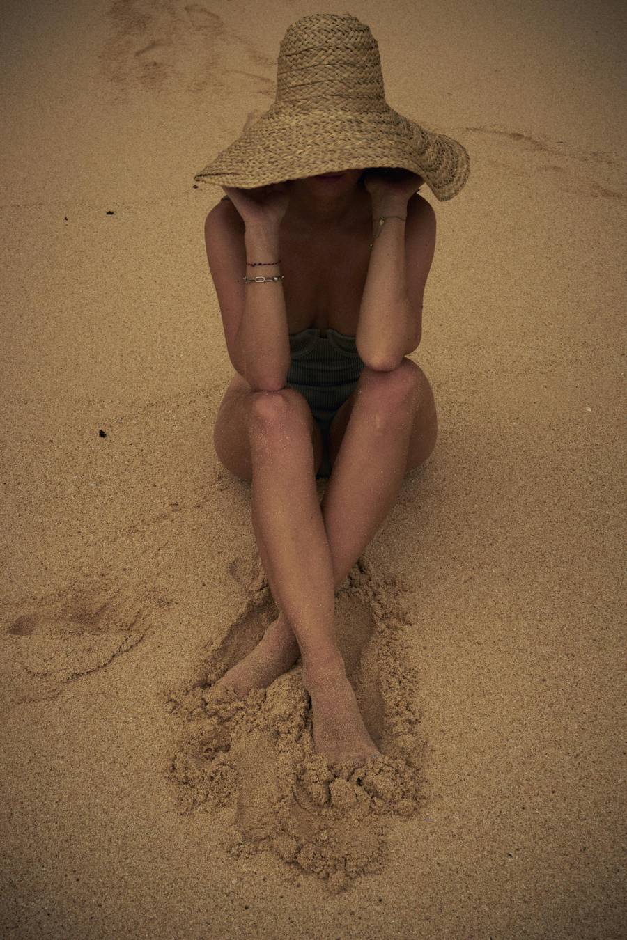 Берег здесь преимущественно песчаный, мягкий и тактильно приятный. Источник:&nbsp;pexels.com