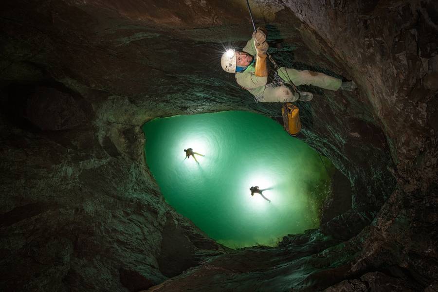 Спелеологи в пещере Веревкина. Фото: nat-geo.ru