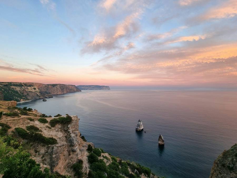 В уютных севастопольских бухтах приятно загорать, наслаждаясь видами. Источник: Unspalsh.com