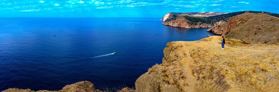 Побережье около Балаклавы изрезано бухтами с уютными пляжами. Источник: Unsplash.com