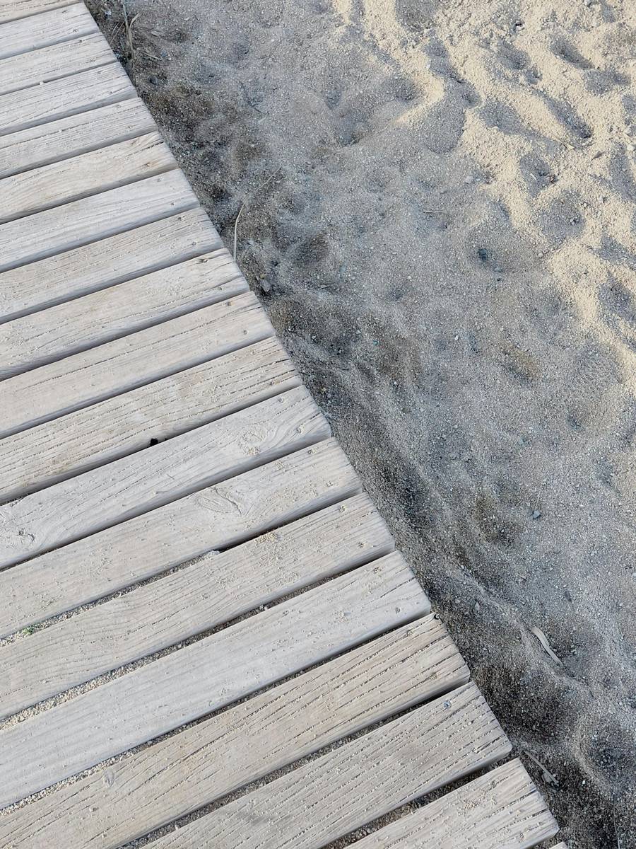 Деревянные настилы на пляже «Лазурный берег»&nbsp;— спасение ваших ножек от раскаленного песка. Источник: Pexels.com