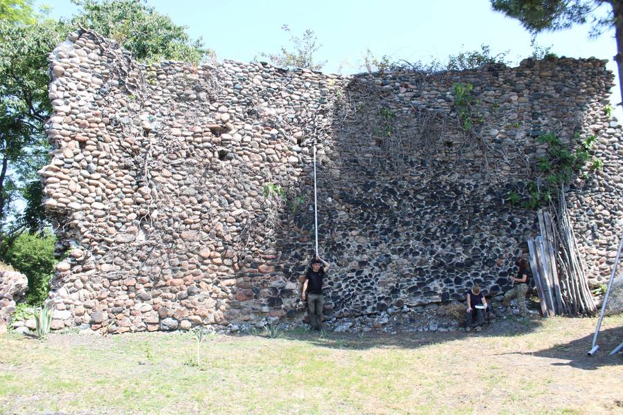 Исследователи измеряют высоту Келасурской стены. Фото: static.abaza.org