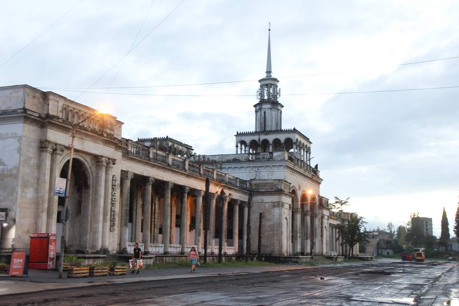 ЖД-вокзал Сухума принимает поезда из Москвы и Питера. Фото: Павел Мартыненков