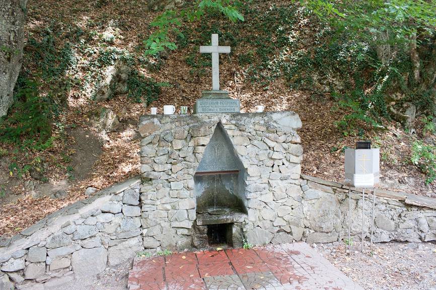 Целебные свойства воды из монастырского источника доказаны научно. Источник: Lori.ru