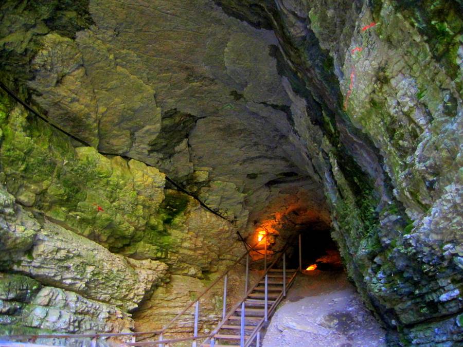 Вход в Ахштырскую пещеру. Фото: tourister.ru