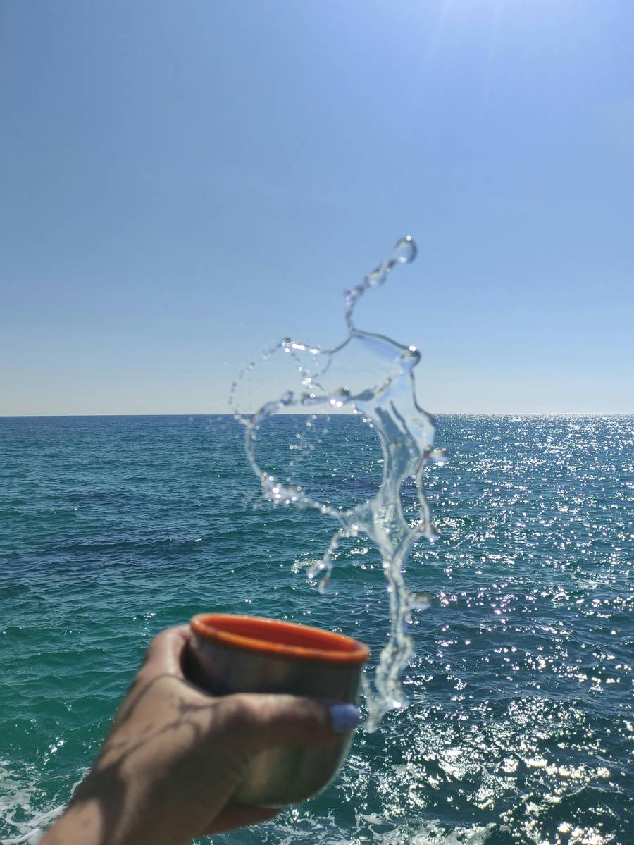 Вода на пляже Орловки ярко-лазурная. Источник:&nbsp;pexels.com