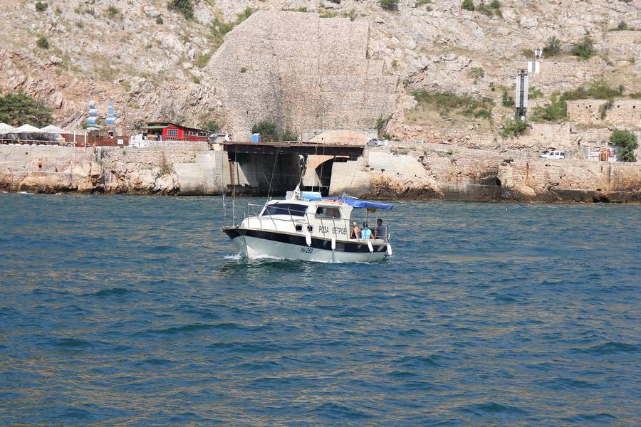 На Серебряный и Золотой пляж можно домчать с ветерком на таких вот симпатичных катерочках. Источник: Павел Мартыненков