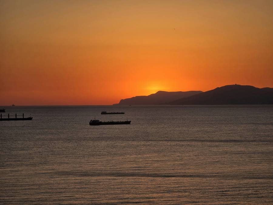 С набережной особенно приятно любоваться Геленджикской бухтой. Источник:&nbsp;unsplash.com