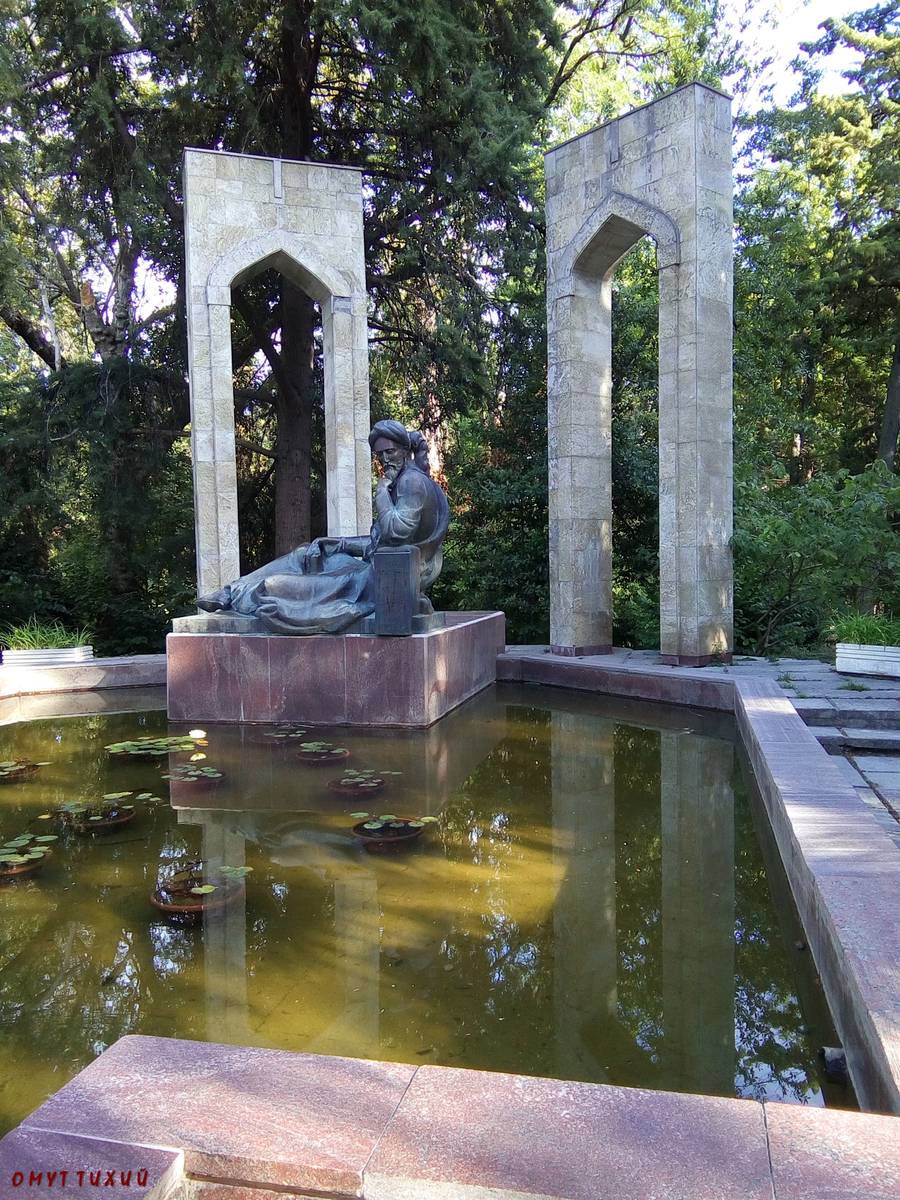Памятник Авиценне в парке санатория «Крым»