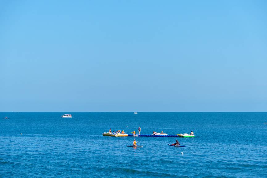 В Николаевке всегда можно прокатиться по морской глади на катамаране или сапборде. Источник: Lori.ru