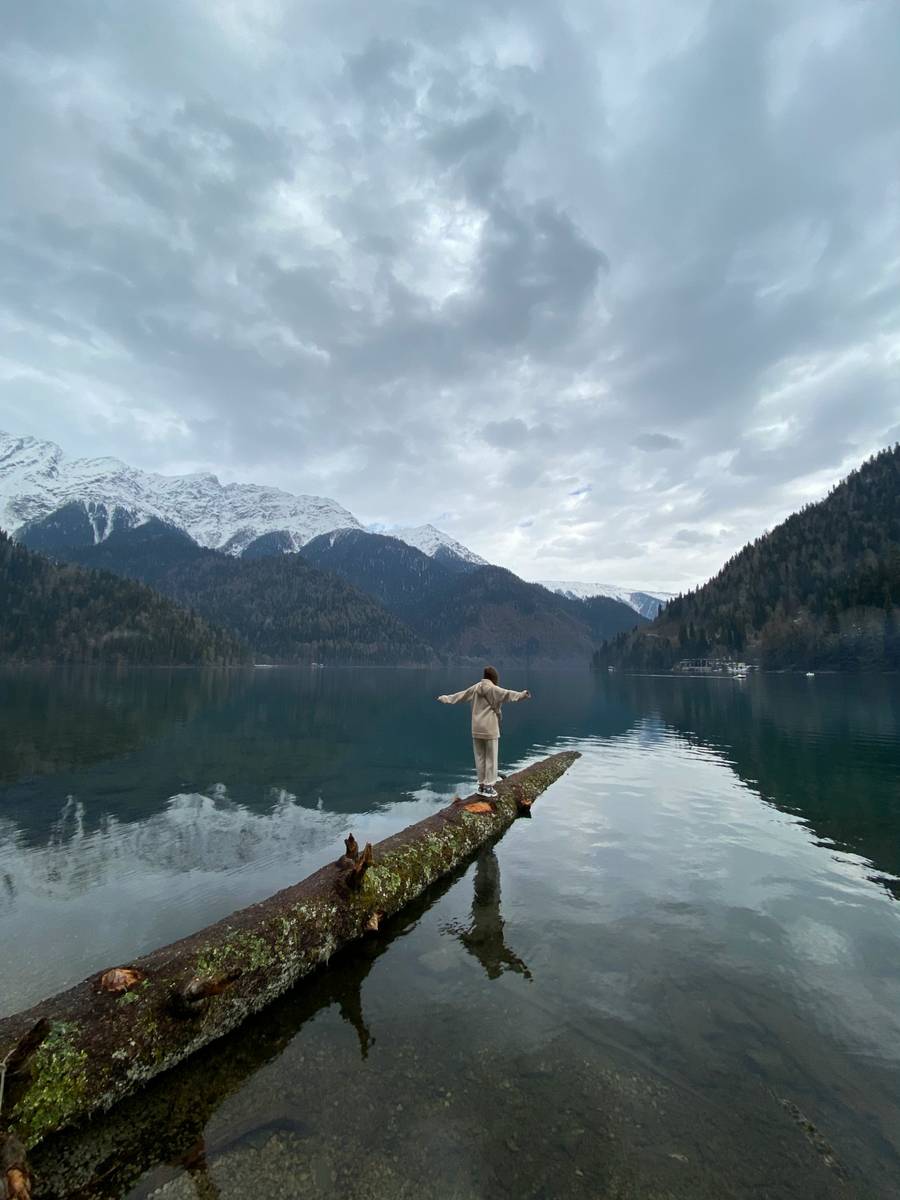 Купаться в реках и озерах Абхазии запрещено. Источник: unsplash.com
