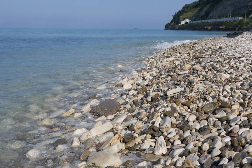 На побережье Черного моря всегда найдутся места для любителей безлюдных пляжей. Источник: Lori.ru