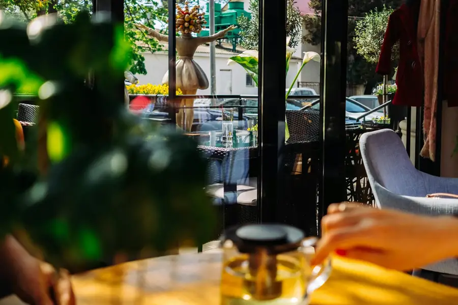 В кафе Адлера. Источник:&nbsp;pexels.com