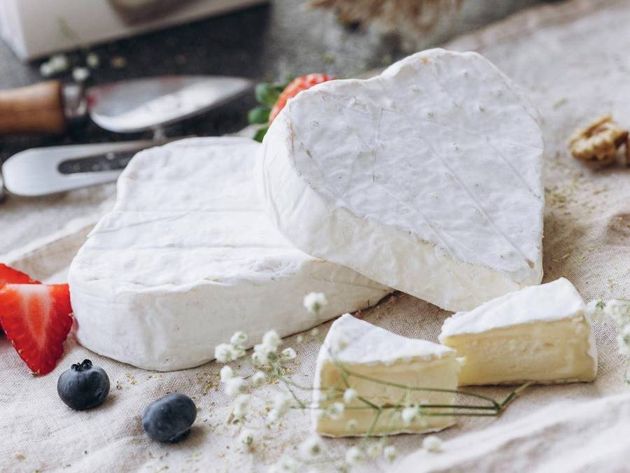 Сыр с белой плесенью от «Краснолесской сыроварни». Фото:  страница Краснолесской сыроварни в FB