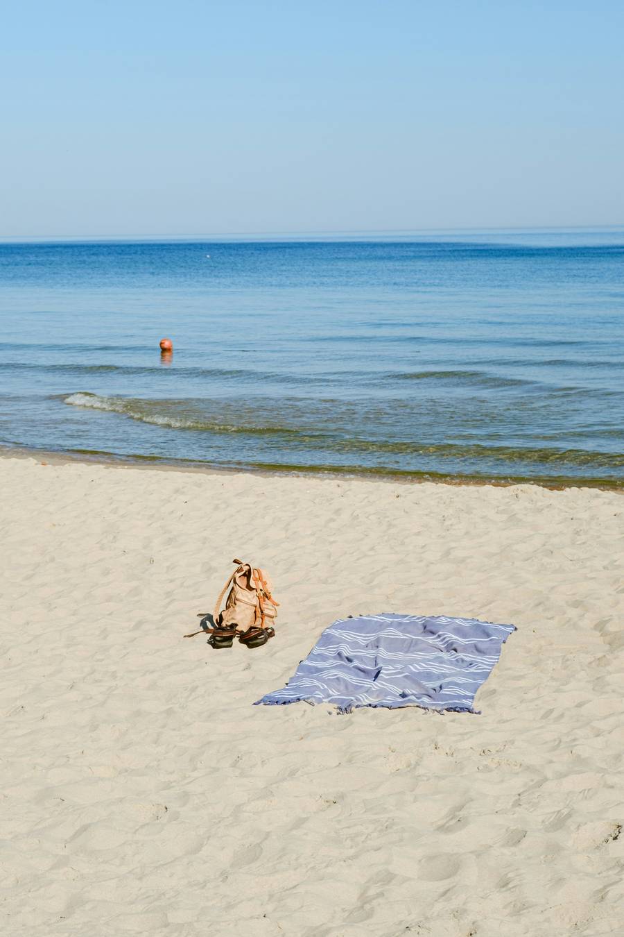 Лазурный — малолюдный пляж, и в этом заключается его прелесть. Источник:&nbsp;unsplash.com