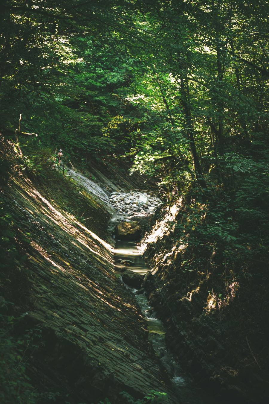 В окрестностях полно локаций для пешеходных экскурсий. Источник:&nbsp;unsplash.com