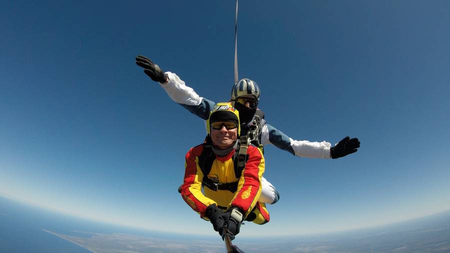 Прыжок с парашютом в тандеме. Фото: uprostim.com